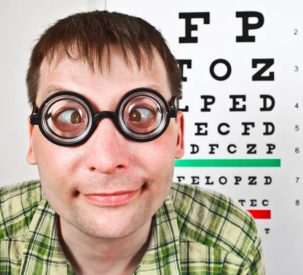 Doktor, bir ofiste gözlük takan kişi — Stok fotoğraf