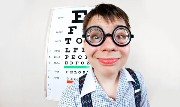 Osoba nosí brýle v kanceláři u lékaře — Stock fotografie
