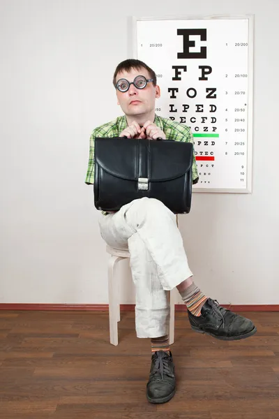 Persona que lleva gafas en un consultorio en el médico Imagen de archivo