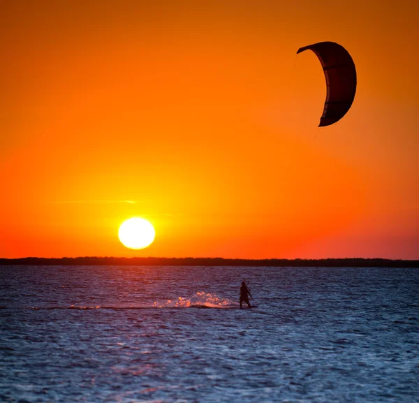 日没で凧します。 — ストック写真
