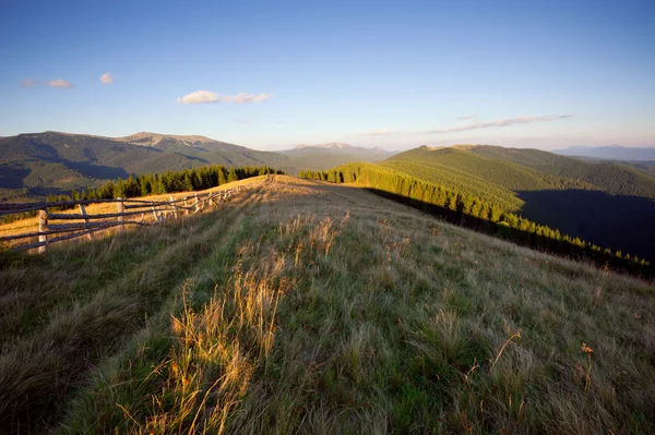 Krajina v horách při západu slunce — Stock fotografie
