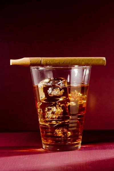 Sigaro e whisky — Foto Stock
