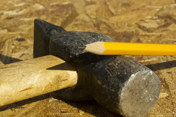 锤子和一支铅笔 — 图库照片