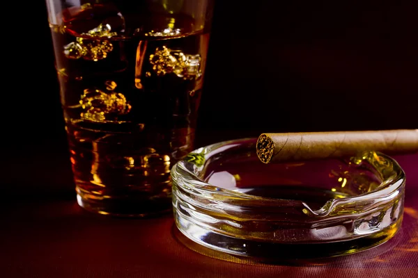 Sikarit ja viski — kuvapankkivalokuva