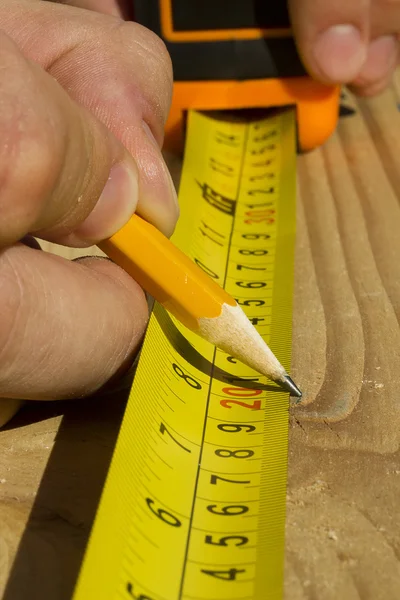 工人测量木材 — 图库照片