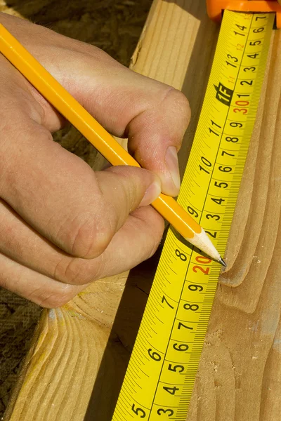 Arbetstagaren mäta trä — Stockfoto