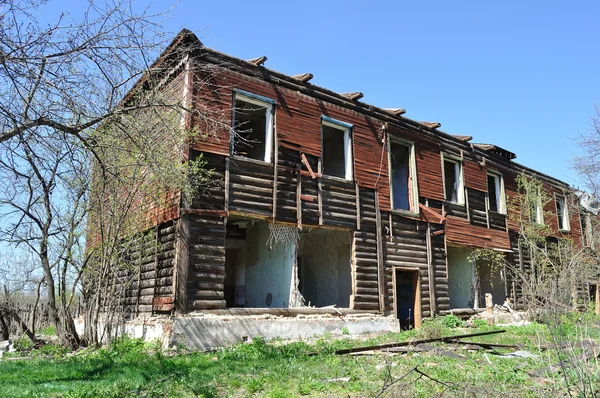 Stary zniszczony dwu piętrowy drewniany dom — Zdjęcie stockowe