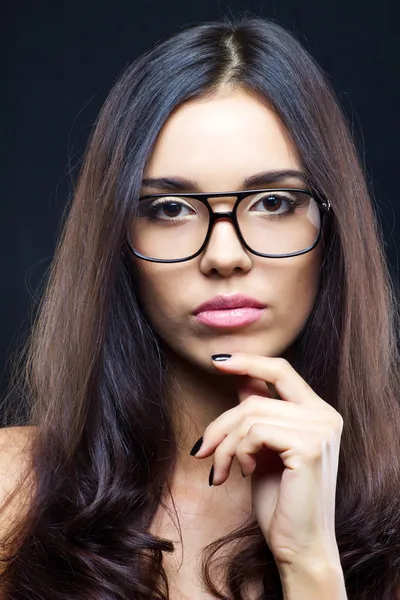 Κορίτσι brunette που φοράει γυαλιά — Φωτογραφία Αρχείου