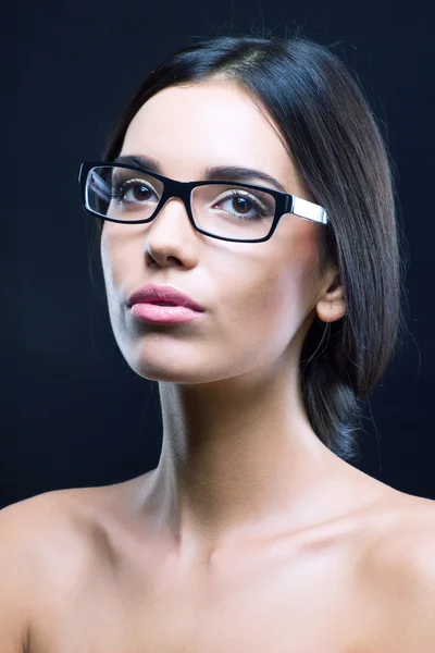 Крупный план портрета девушки в оптических очках — стоковое фото