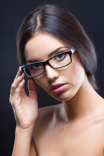 Menina morena atraente usando óculos — Fotografia de Stock