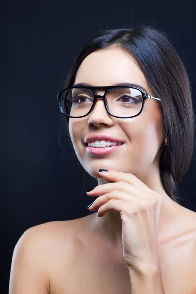 Девушка в стильных очках и зубных скобках — стоковое фото