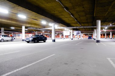 alışveriş merkezinde yer altı otoparkı