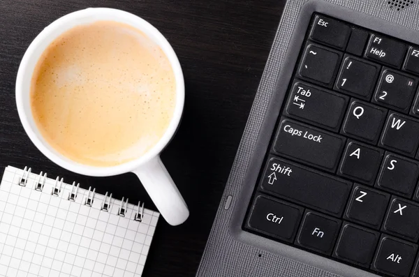 Laptop med kaffe — Stockfoto
