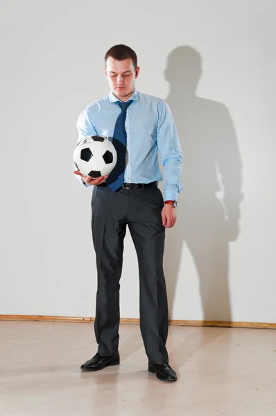 Fußball spielen im Büro — Stockfoto