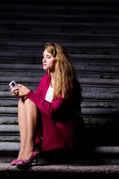 Vrouw met mobiele telefoon — Stockfoto