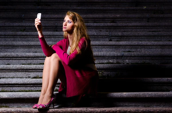 Женщина с телефоном — стоковое фото