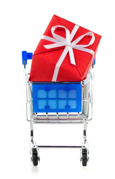 Warenkorb mit rotem Geschenkkarton — Stockfoto