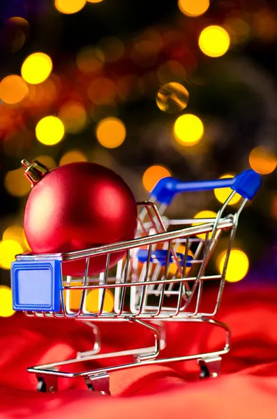 Carrinho de compras com bola decorativa — Fotografia de Stock