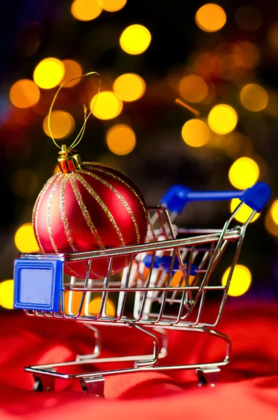 Carrinho de compras com bola decorativa — Fotografia de Stock