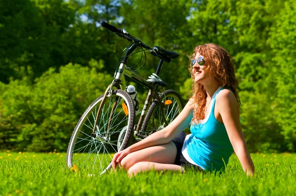 Mujer y bicicleta — Foto de Stock