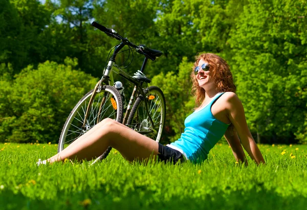 Mulher e bicicleta — Fotografia de Stock