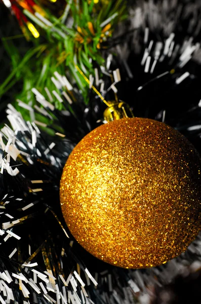 クリスマス ツリーのゴールデン ボール — ストック写真