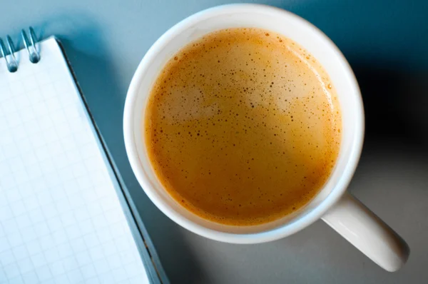 コーヒーのカップとノートブック — ストック写真