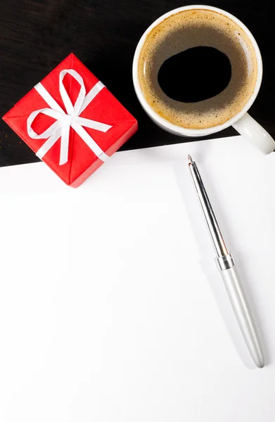 Gift box and coffee cup — Stock Photo, Image