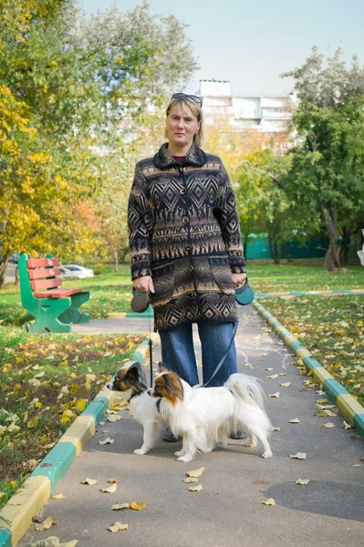Γυναίκα με τα σκυλιά — Φωτογραφία Αρχείου