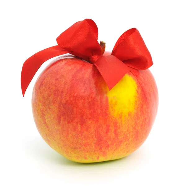 Яблоко и красный бант — стоковое фото