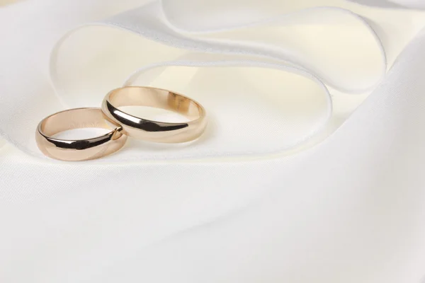 Δύο γάμους δαχτυλίδια σε λευκό ύφασμα — Φωτογραφία Αρχείου