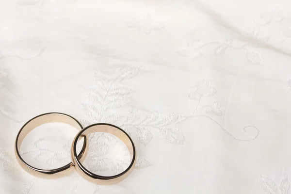Twoweddings anelli su una seta — Foto Stock
