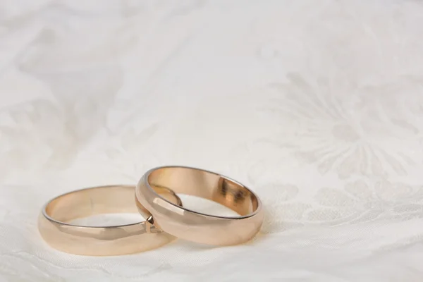 Twoweddings rings on a silk — Stock Photo, Image