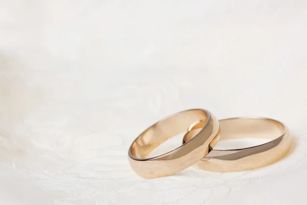 Twoweddings rings on silk — Stock Photo, Image