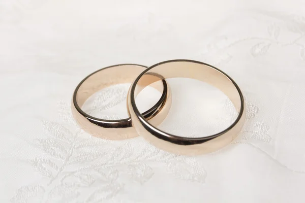 Twoweddings Ringe auf einer Seide — Stockfoto