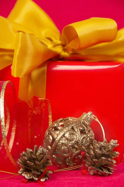 Bodegón de Navidad con decoraciones — Foto de Stock