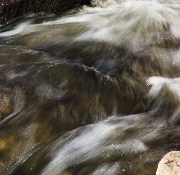 Вода, текущая над камнями. — стоковое фото