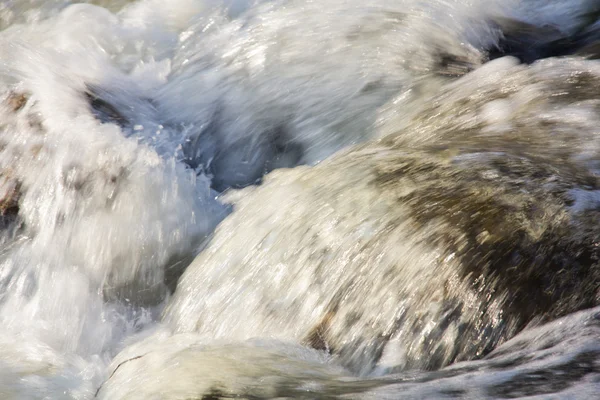 바위 위로 흐르는 물. — 스톡 사진