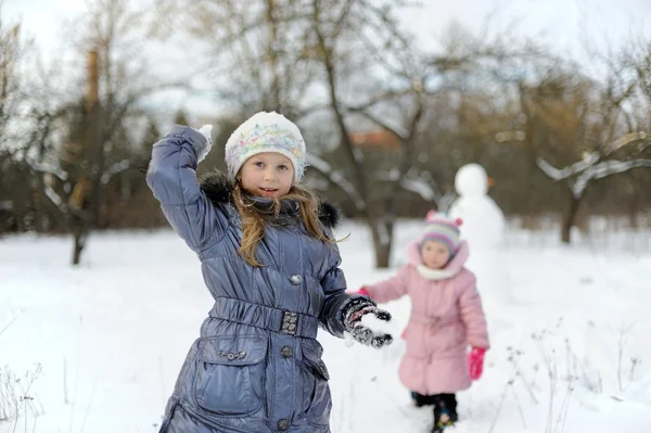 Dos niñas jugando bolas de nieve —  Fotos de Stock