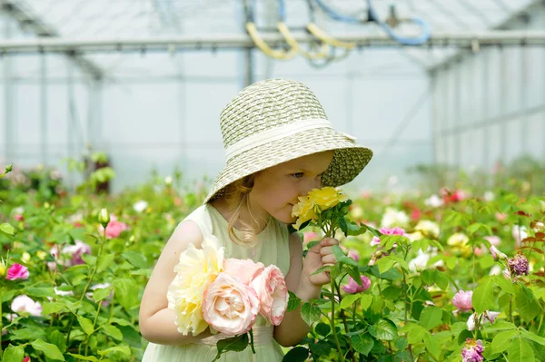 Flicka i ett växthus — Stockfoto