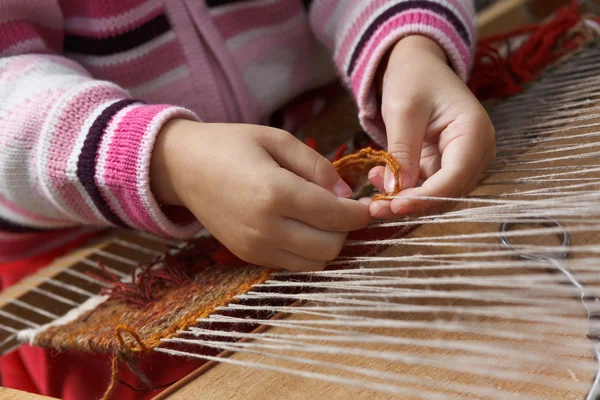 Ребенок учится ткать — стоковое фото