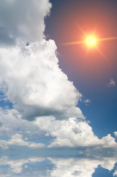 Eep 蓝色天空中的太阳. — 图库照片