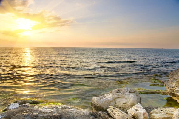 Felsen im Meer bei Sonnenuntergang. — Stockfoto