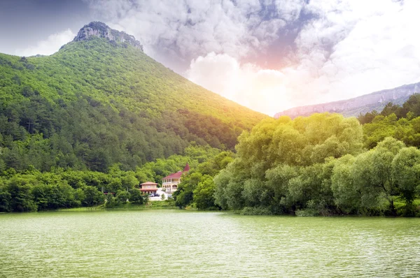 Lake in a green mountains — Stock Photo, Image