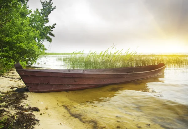 Лодка на побережье — стоковое фото