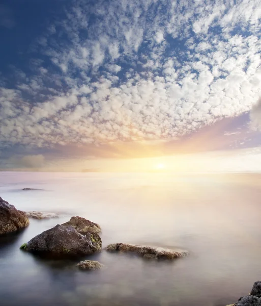 Deniz ve gün batımı, rock. — Stok fotoğraf