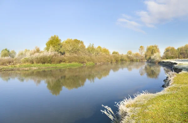 Sonbahar Nehri kıyısında — Stok fotoğraf