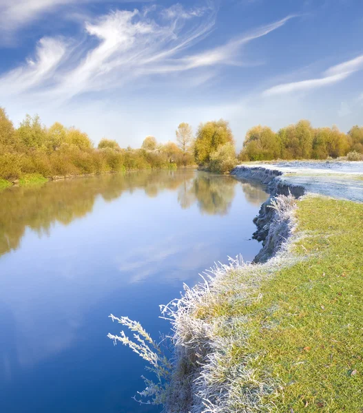 Pobřeží podzimní řeka — Stock fotografie