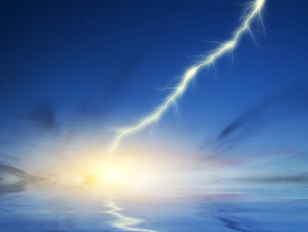 Villámcsapás, a háttér sötét kék ég — Stock Fotó