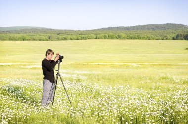 çayır kamera ile fotoğrafçı